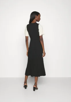 Sandro Robe Midi Claudine Boutonnee - Strikket Kjole - Noir -SexyHair-butikk 1a97b82fcd104179b5307b7d103068a8 scaled