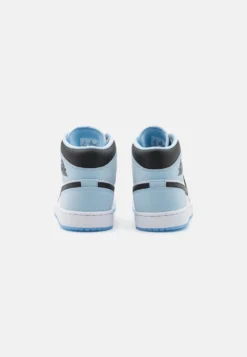 Air Jordan 1 Mid Se - Høye Joggesko - White/Ice Blue/Black 8 Air Jordan 1 Mid Se - Høye Joggesko - White/Ice Blue/Black -SexyHair-butikk 27279783a0f24432b41328921a5b2734 scaled