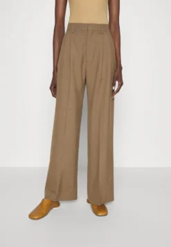 Filippa K Darcey Trousers - Bukse - Nougat 10 Filippa K Darcey Trousers - Bukse - Nougat -SexyHair-butikk 33796bb148994fd995f9aa86b7b61563 scaled