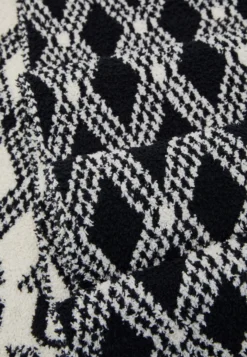 Sciarpa Rombo - Sjal - Bianco/Nero -SexyHair-butikk 37a5d7a41626409f91c61c4c170fa997 scaled