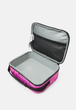 Nike Sportswear Futura Hard Liner Lunch Bag Unisex - Reisetilbehør - Playful Pink -SexyHair-butikk 3b5a4a5fd4f4495998ec5270da41df08 scaled