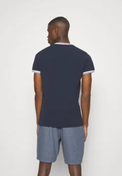 Hollister Co. Tipping Crew - T-Shirts Med Print - Navy -SexyHair-butikk 3dff866b7f234082a1ae159a296cc06b scaled