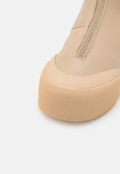 Emporio Armani Boot - Platåstøvletter - Beige -SexyHair-butikk 428f0f9473f442db8acd8bf3e75f918f scaled