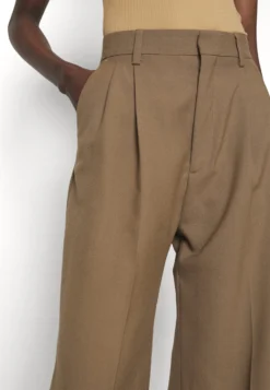 Filippa K Darcey Trousers - Bukse - Nougat 13 Filippa K Darcey Trousers - Bukse - Nougat -SexyHair-butikk 49aace9207fa4b428e7789c683aca5e1 scaled