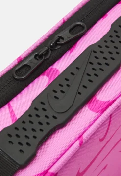 Nike Sportswear Futura Hard Liner Lunch Bag Unisex - Reisetilbehør - Playful Pink -SexyHair-butikk 554bbc18c36845e4b088e384d895b178 scaled