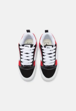 Vans Knu Skool Unisex - Skatesko - Red/True White -SexyHair-butikk 5678ca8992434952b830a3a7b0c316eb scaled