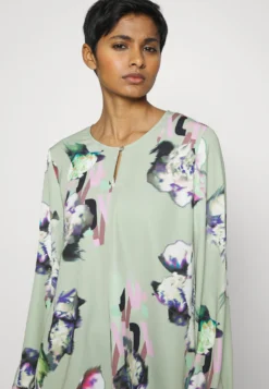 MARC CAIN Bluse - Powder Mint 9 MARC CAIN Bluse - Powder Mint -SexyHair-butikk 60a9cbf2c20a45db8a4aa0177b82d527 scaled