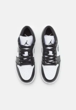 Air Jordan 1- Joggesko - White/Black -SexyHair-butikk 660efe8f9d814d21813c37d8f3b5ed8f scaled