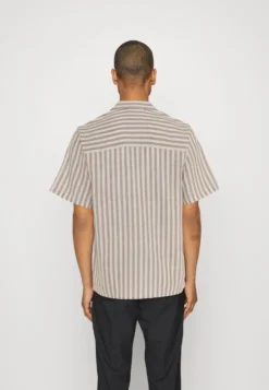 Redefined Rebel Jorge - Skjorte - White Stripe -SexyHair-butikk 6be868e3241b4804bf180215f9ad7bd1 scaled