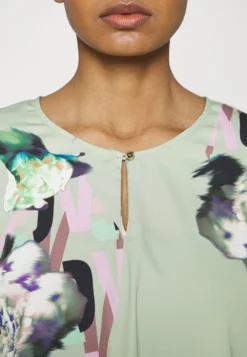 MARC CAIN Bluse - Powder Mint 11 MARC CAIN Bluse - Powder Mint -SexyHair-butikk 7c817dd870054f1182ad54e032dee513 scaled