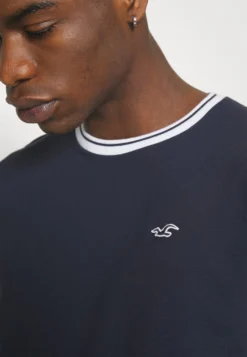 Hollister Co. Tipping Crew - T-Shirts Med Print - Navy -SexyHair-butikk 8a446483c77e40efbdc65b4b135a5714 scaled
