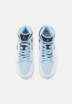 Air Jordan 1 Mid Se - Høye Joggesko - White/Ice Blue/Black 9 Air Jordan 1 Mid Se - Høye Joggesko - White/Ice Blue/Black -SexyHair-butikk 92704370d45f4bcb8d4d1179d3f2263c scaled