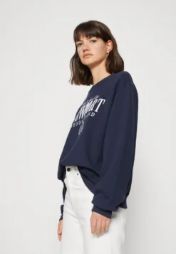 Hollister Co. Destination Trend Mom Crew - Sweatshirt - Navy 9 Hollister Co. Destination Trend Mom Crew - Sweatshirt - Navy -SexyHair-butikk 9c94aa1125dd4c83bfbd040d95010c0c scaled