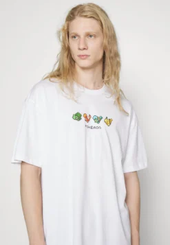 YOURTURN Pokemon Pikachu Unisex - T-Shirts Med Print - White -SexyHair-butikk ab2929ad05b04b95995c6f3e148d443d scaled