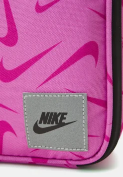 Nike Sportswear Futura Hard Liner Lunch Bag Unisex - Reisetilbehør - Playful Pink -SexyHair-butikk ac58535fb22b4455821442df20433315 scaled