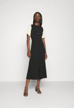 Sandro Robe Midi Claudine Boutonnee - Strikket Kjole - Noir -SexyHair-butikk ae8c003bb2344107945b6b1f05a477d1 scaled