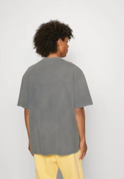 YOURTURN Nevada Wash Graphic Tee Washed - T-Shirts Med Print - Charcoal -SexyHair-butikk bf0555704f834b22b22a793b58cb821f scaled