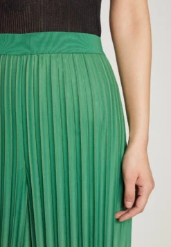 MARC CAIN Bukse - Moss Green -SexyHair-butikk d27a29ca0a694a03bfe2f183e2bc602e scaled