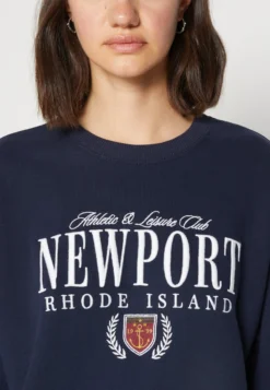 Hollister Co. Destination Trend Mom Crew - Sweatshirt - Navy 11 Hollister Co. Destination Trend Mom Crew - Sweatshirt - Navy -SexyHair-butikk d5898b18724448fe9a16491053ff90d6 scaled