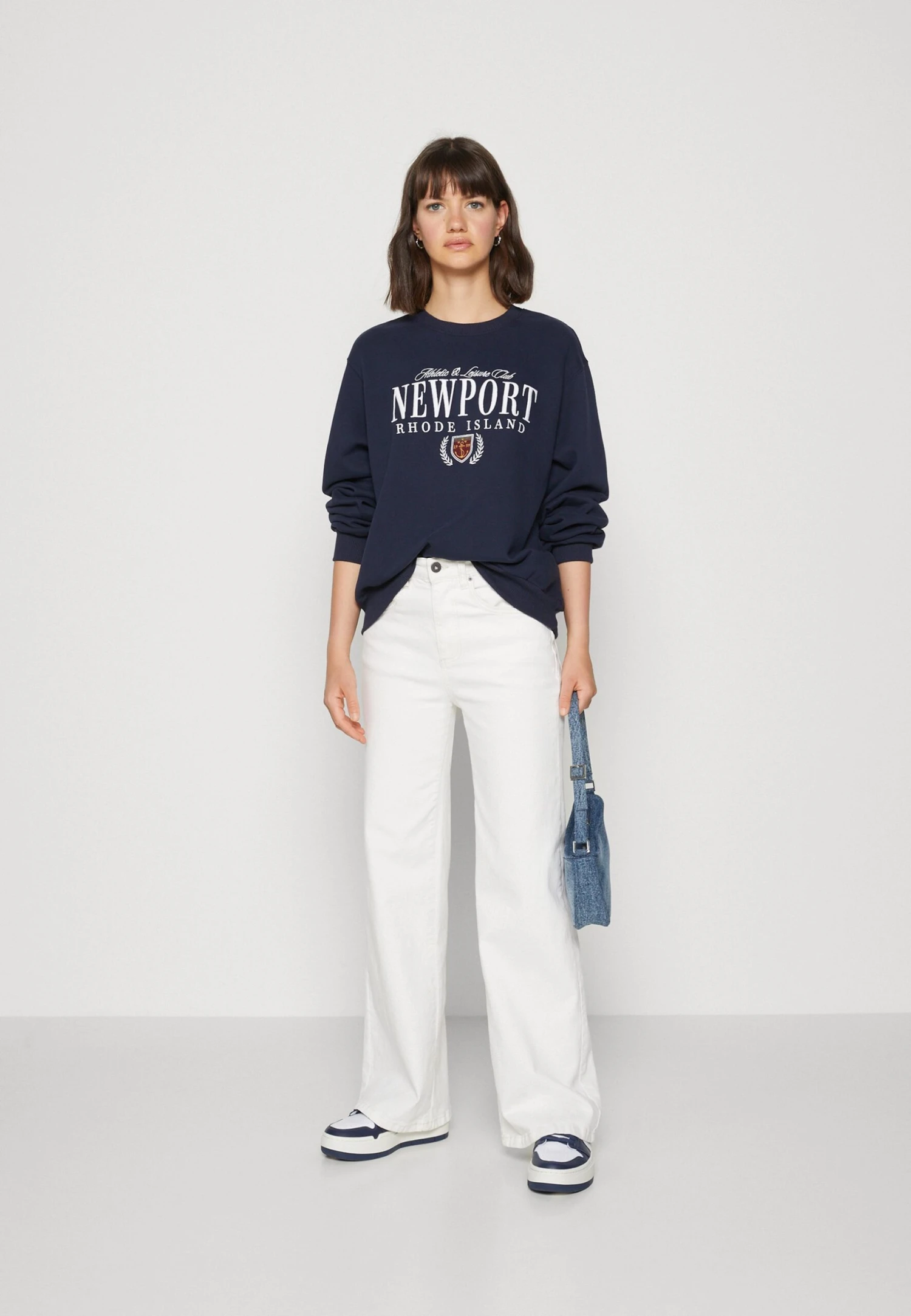Hollister Co. Destination Trend Mom Crew - Sweatshirt - Navy 2 Hollister Co. Destination Trend Mom Crew - Sweatshirt - Navy - Bilde 2