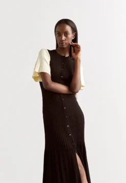 Sandro Robe Midi Claudine Boutonnee - Strikket Kjole - Noir -SexyHair-butikk e33c33ad2f774ab3b4e654d9f743004e scaled