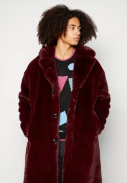 WEEKDAY Albin Coat Unisex - Vinterkåpe / -Frakk - Deep Winered -SexyHair-butikk e47bf8aa0f58438cbf7aa1c876aa57a9 scaled