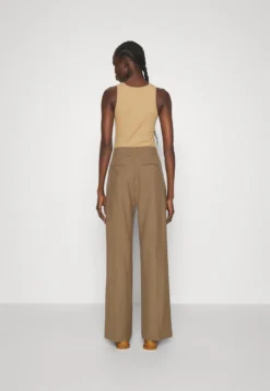 Filippa K Darcey Trousers - Bukse - Nougat 11 Filippa K Darcey Trousers - Bukse - Nougat -SexyHair-butikk e5dc6d5e7bbd4d6c8fed36b608217c08 scaled