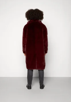 WEEKDAY Albin Coat Unisex - Vinterkåpe / -Frakk - Deep Winered -SexyHair-butikk f07842f52f784ff989c1f3ce563a38ef scaled