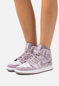 Wmns Air Jordan 1 Mid Se Edge - Høye Joggesko - Purple Smoke/White -SexyHair-butikk f98f2b16b60f4057b2c872fd15e51eb8 scaled